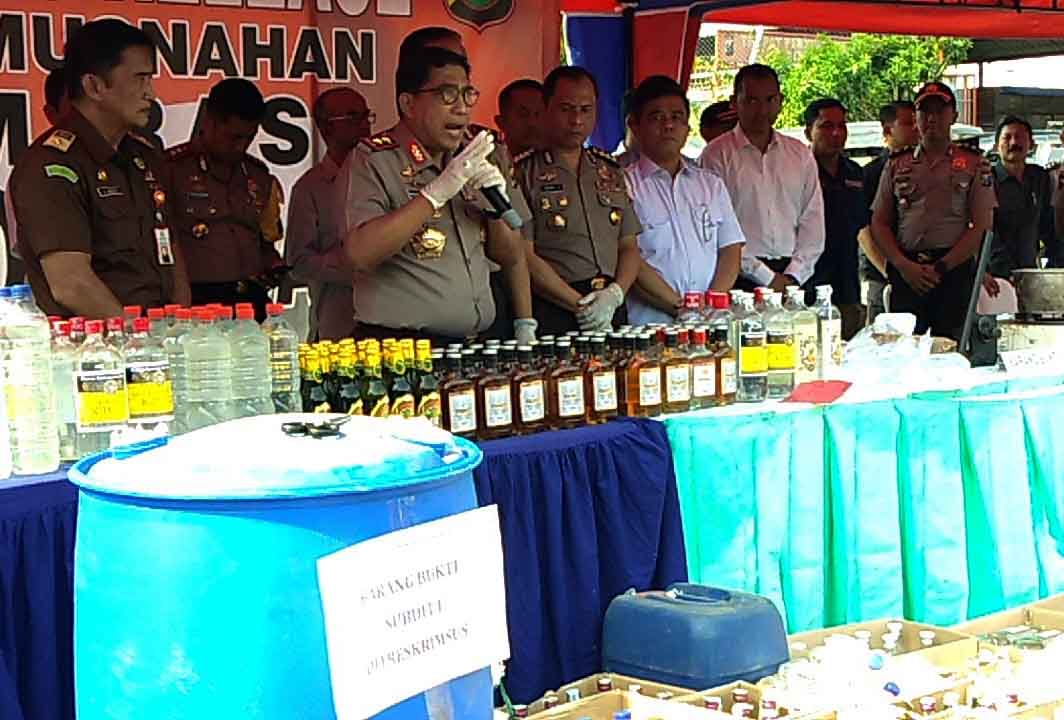 Kapolda Jatim saat jumpa pers tentang miras.
