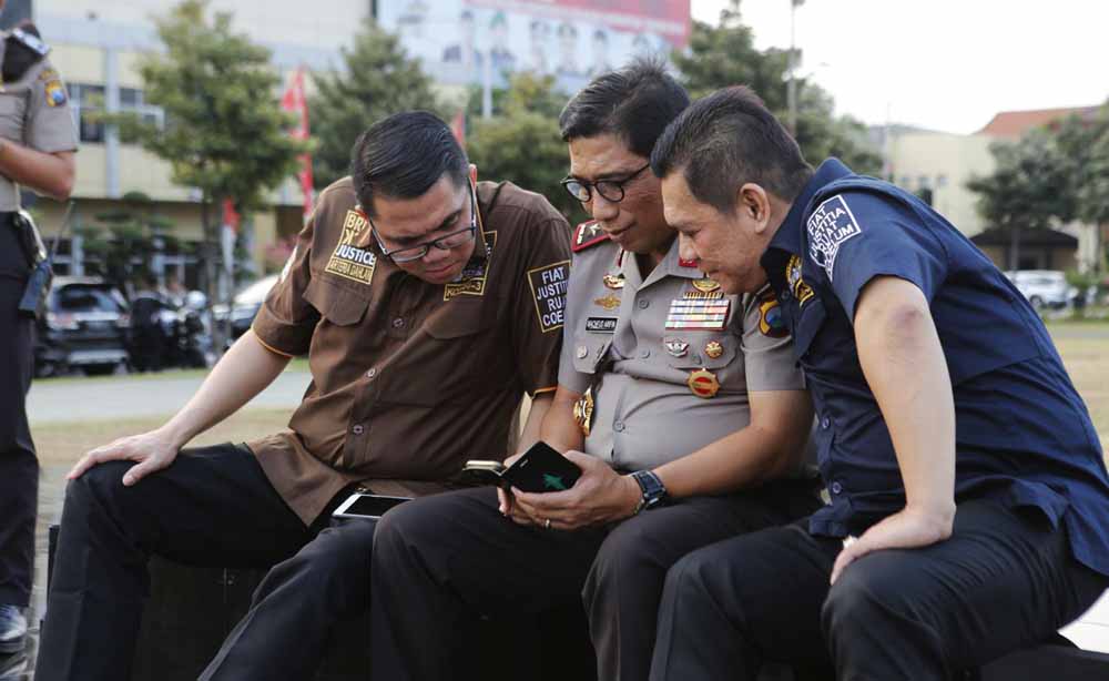 Adies dari fraksi Golkar dan Arteria dari Fraksi PDIP ini terlihat harmonis dengan Kapolda Jatim Irjen Pol Machfud Arifin