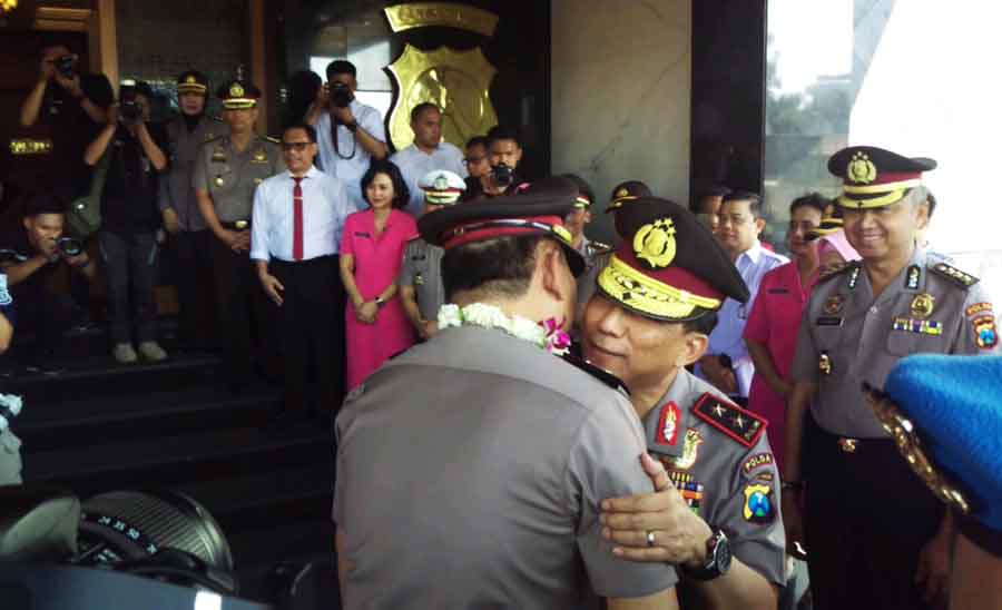 Pedang Pora dan Tari Lenggang Surabaya Sambut Kapolda Jatim Baru