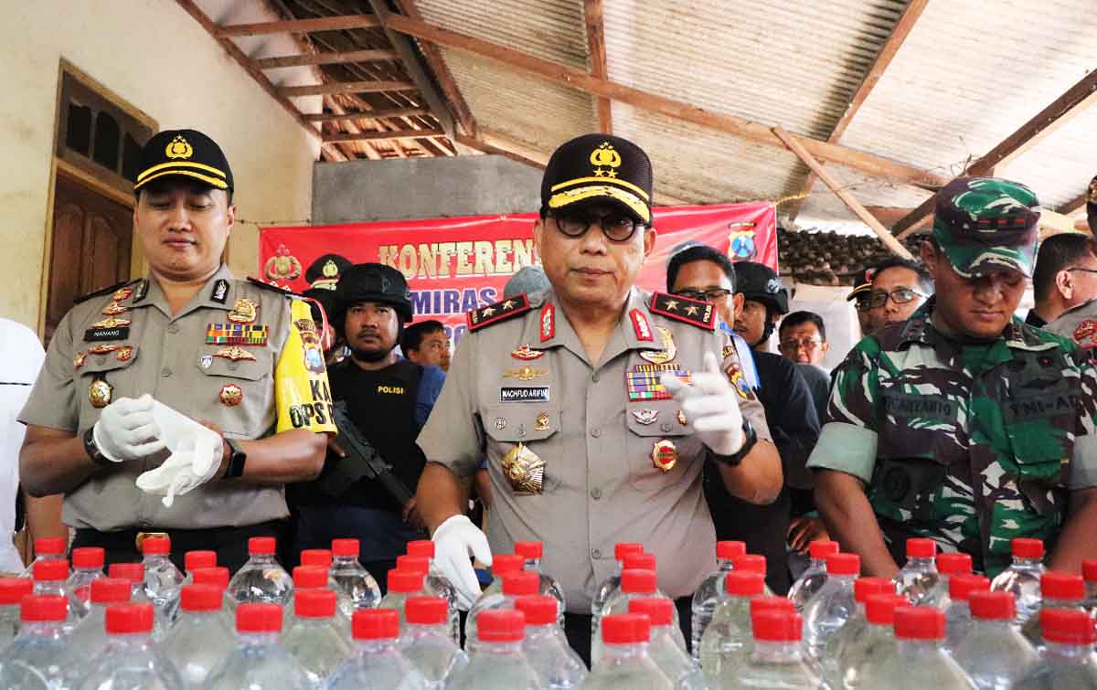 Kapolda Jatim Irjen Pol Machfud arifin saat di pabrik arak di Gedongombo, Kecamatan Semanding, Tuban.