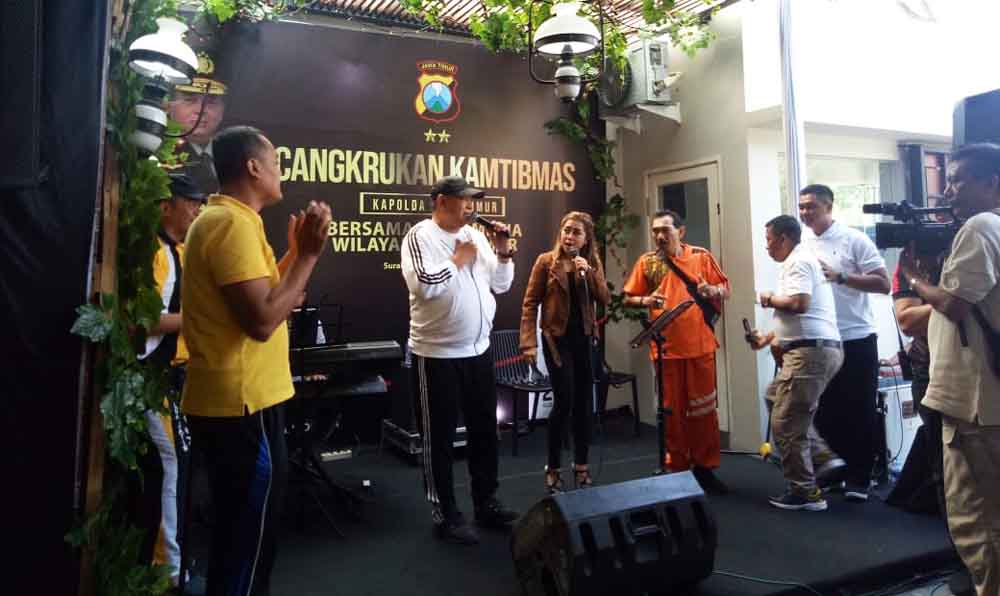 Kapolda Jatim Irjen Pol Luki Hermawan (Tengah) saat bernyayi bersama pimpinan media di Jawa Timur