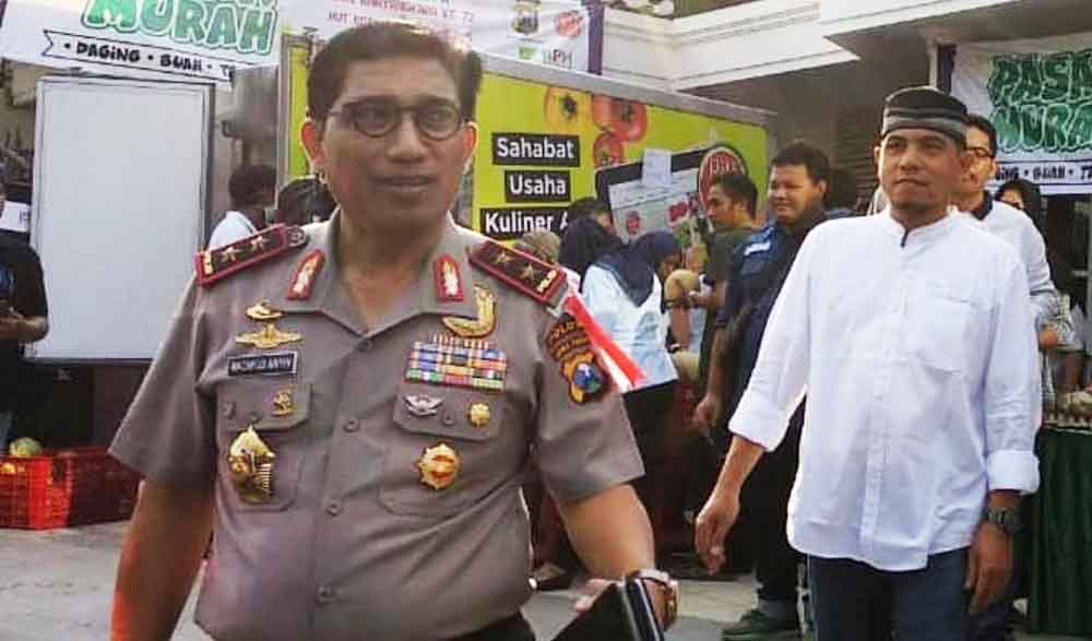 Kapolda Jatim Irjen Pol Machfud Arifin saat mengunjungi pasar murah di Surabaya/Foto: Dok