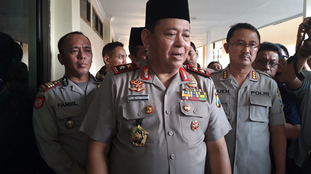 Kapolda Jatim Irjen Pol Luki Hermawan bertemu dengan istri Bripka AA./Foto: Arry Saputra