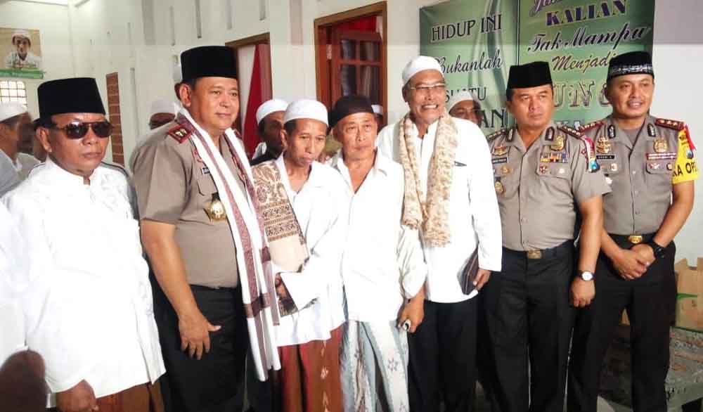 Kapolda JatimIrjen Pol Luki Hermawan tengah berkunjung ke Ponpes Nurul Qodim, Probolinggo
