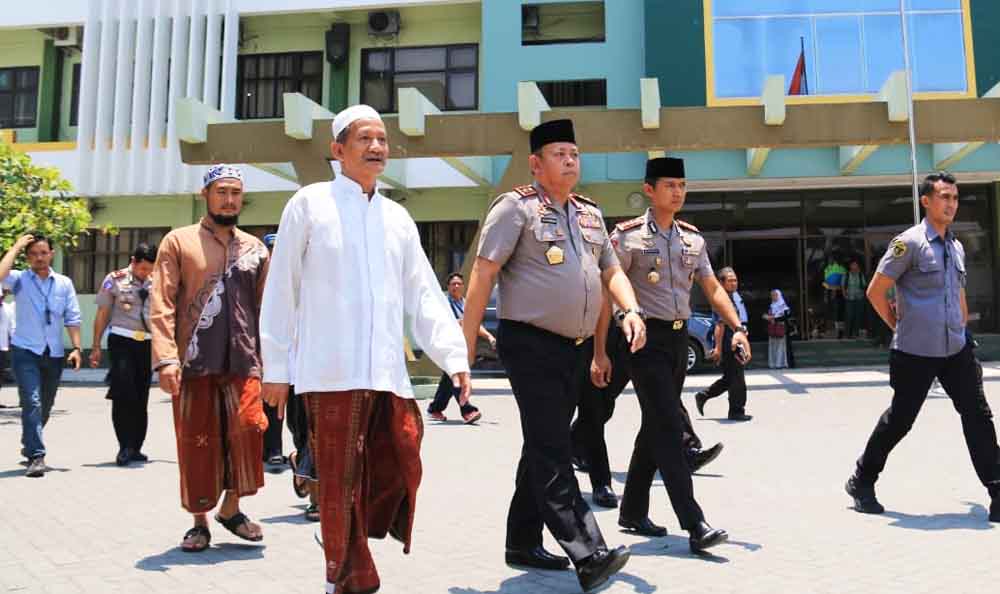 Foto: Kapolda Jatim Sambang Ulama dan Latihan Menembak