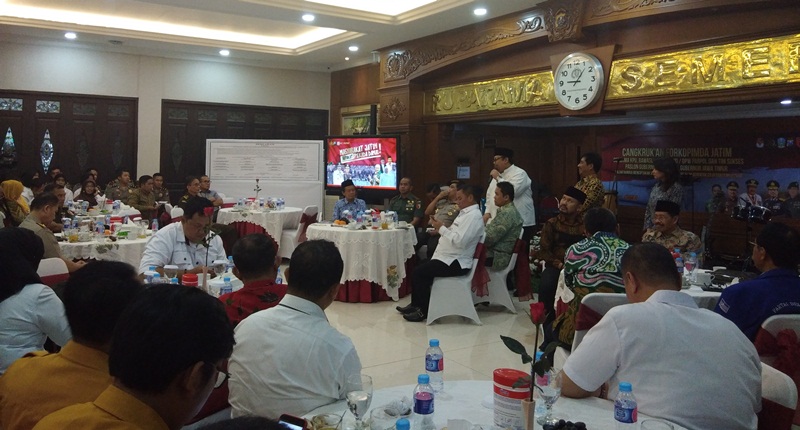 Kapolda Jatim Cangkrukan Bareng Parpol dan Penyelenggara Pemilu