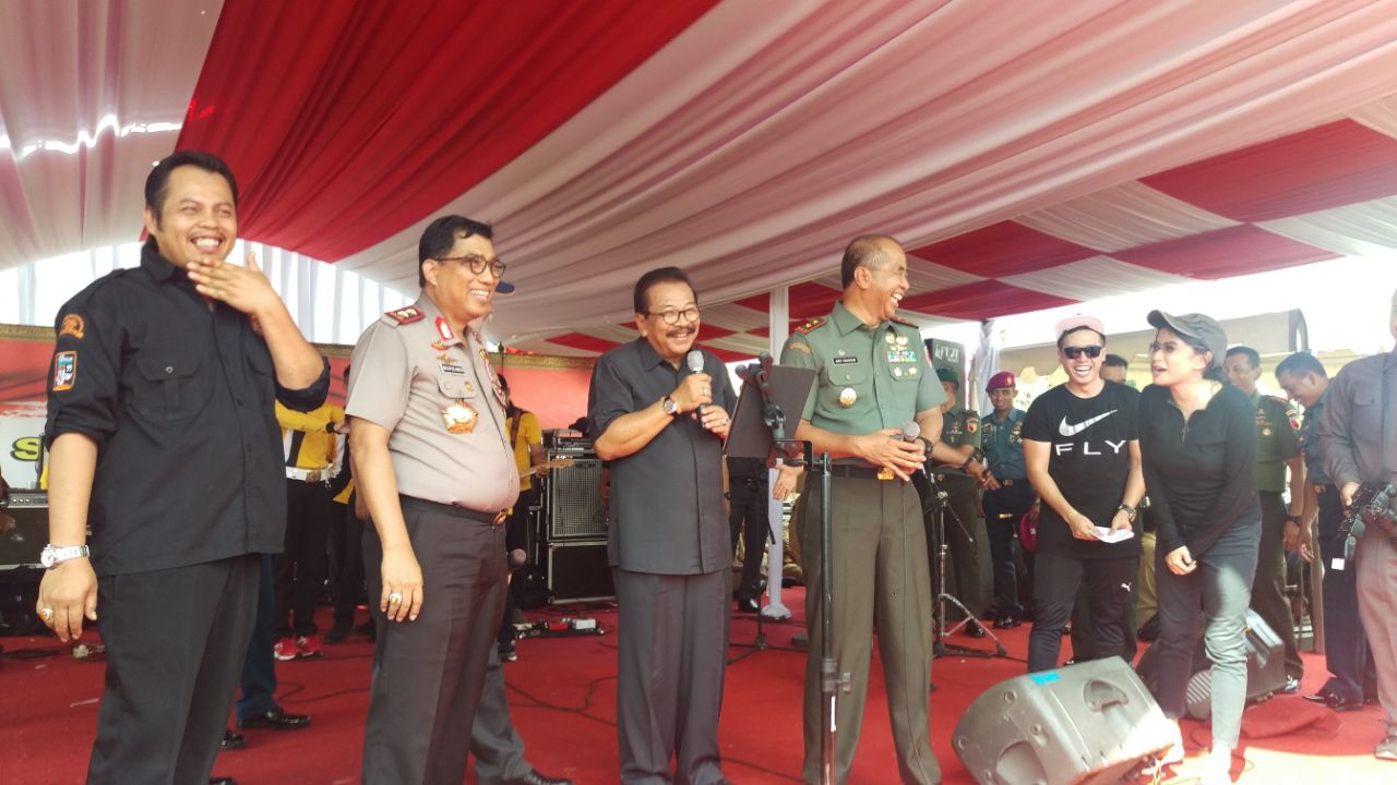 Kapolda, Pakde Karwo, dan Pangdam saat acara Apel Ikrar sinergitas tiga pilar dalam rangka pengamanan pilkada serentak tahun 2018.