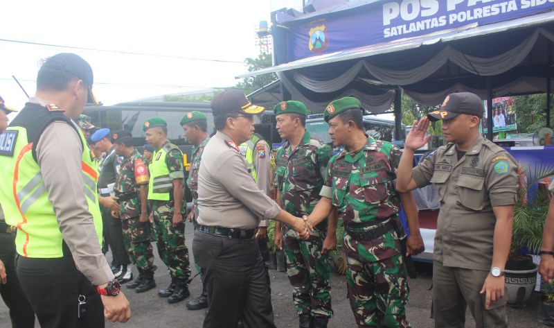 Kapolda Jatim dan Pangdam V Brawijaya saat memantau pos pengamanan di Sidoarjo