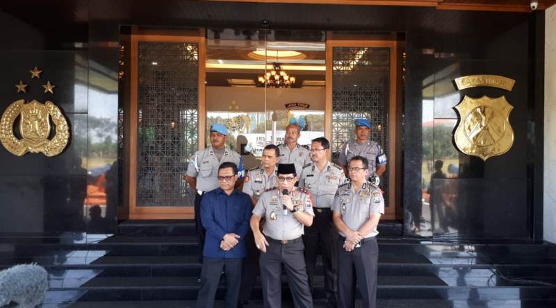 Kapolda Jatim Irjen Pol Machfud Arifin saat jumpa pers