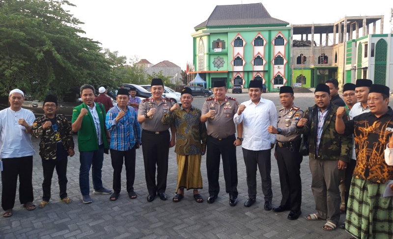 Kapolda Jatim Irjen Pol Luki Hermawan dan Wakapolda Jatim Brigjen Pol M Iqbal dan Kapolrestabes Surabaya Kombes Pol Rudi Setiawan bersama Ketua PWNU Jatim KH Marzuki beserta jajaran Saat Berkunjung ke Kantor PWNU Jatim, Selasa (11/9/2018).
