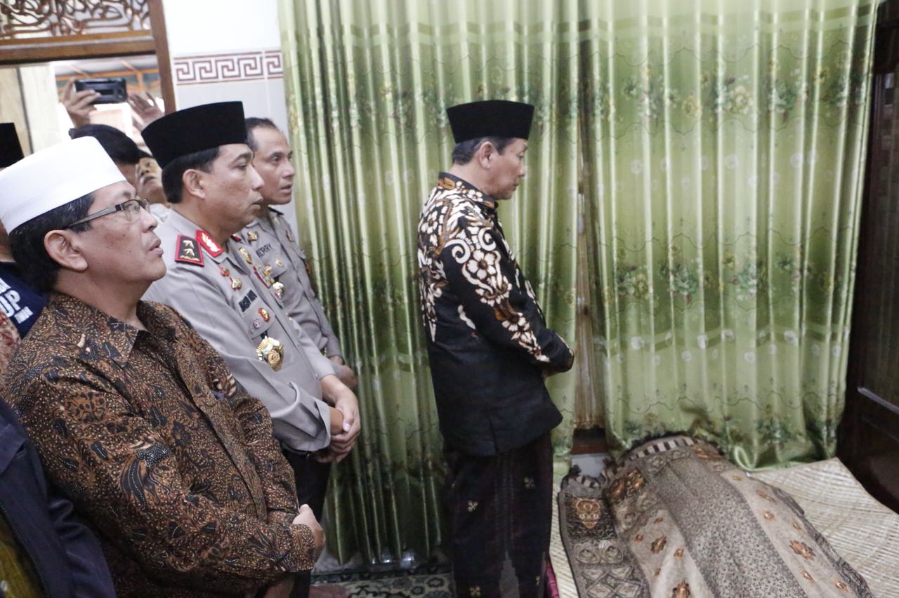 Kapolda Jatim ikut salat jenazah di rumah duka.