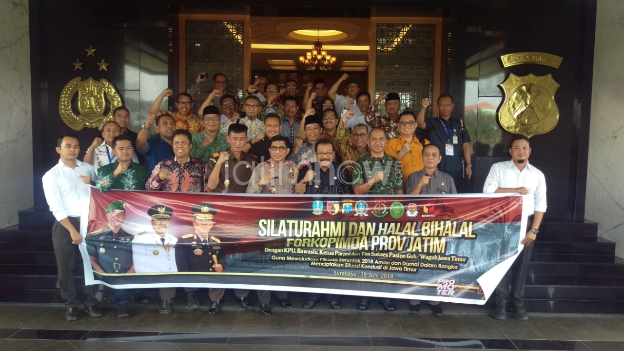 Foto bersama Forkopimda) Provinsi Jawa Timur dengan KPU, Bawaslu, Ketua partai politik, dan tim sukses pasangan calon Gubernur-Wakil Gubernur Jawa Timur.