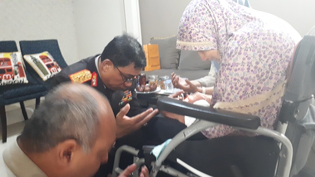 Kapolda Jatim sungkem ke ibundanya