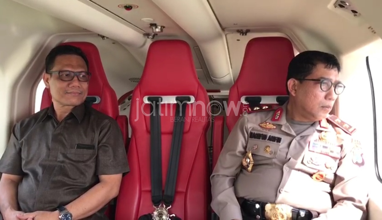 Kapolda Jatim Irjen Pol Machfud Arifin didampingi Direskrimum Kombes Pol Agung Yudha melakukan pemantauan arus balik dengan naik helikopter/Foto: istimewa