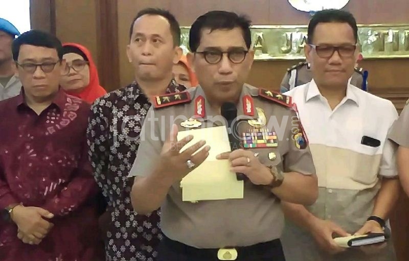 Kapolda Jatim Irjen Pol Machfud Arifin saat jumpa pers penyerahan tujuh anak korban pelaku bom/Foto: Arry Saputra 