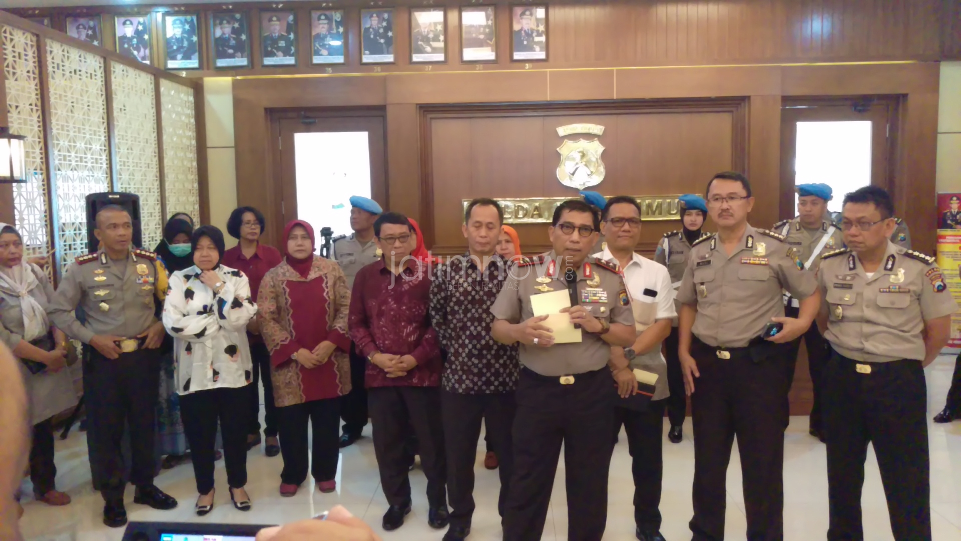 Kapolda Jatim Irjen Pol Machfud Arifin saat jumpa pers penyerahan anak korban pelaku bom ke Kemensos/Foto: Arry Saputra