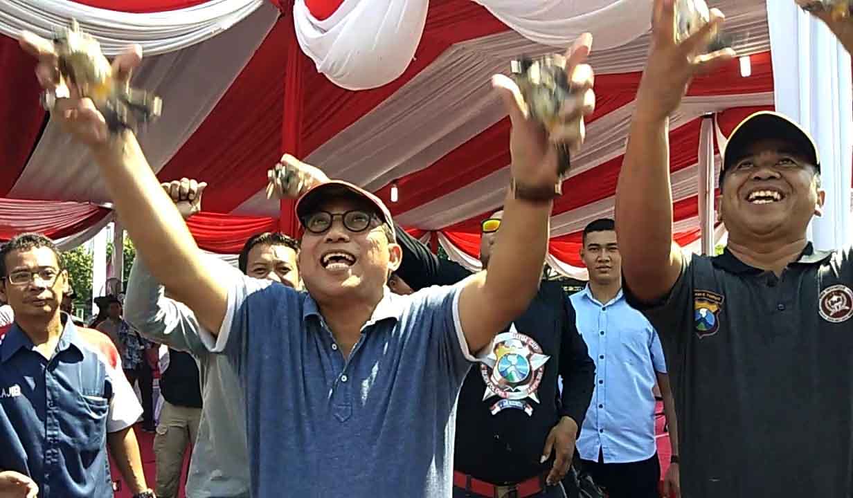 Kapolda Jatim Irjen Pol Machfud arifin melepas burung sebagai penanda dimulainya Kapolda Cup 2018.