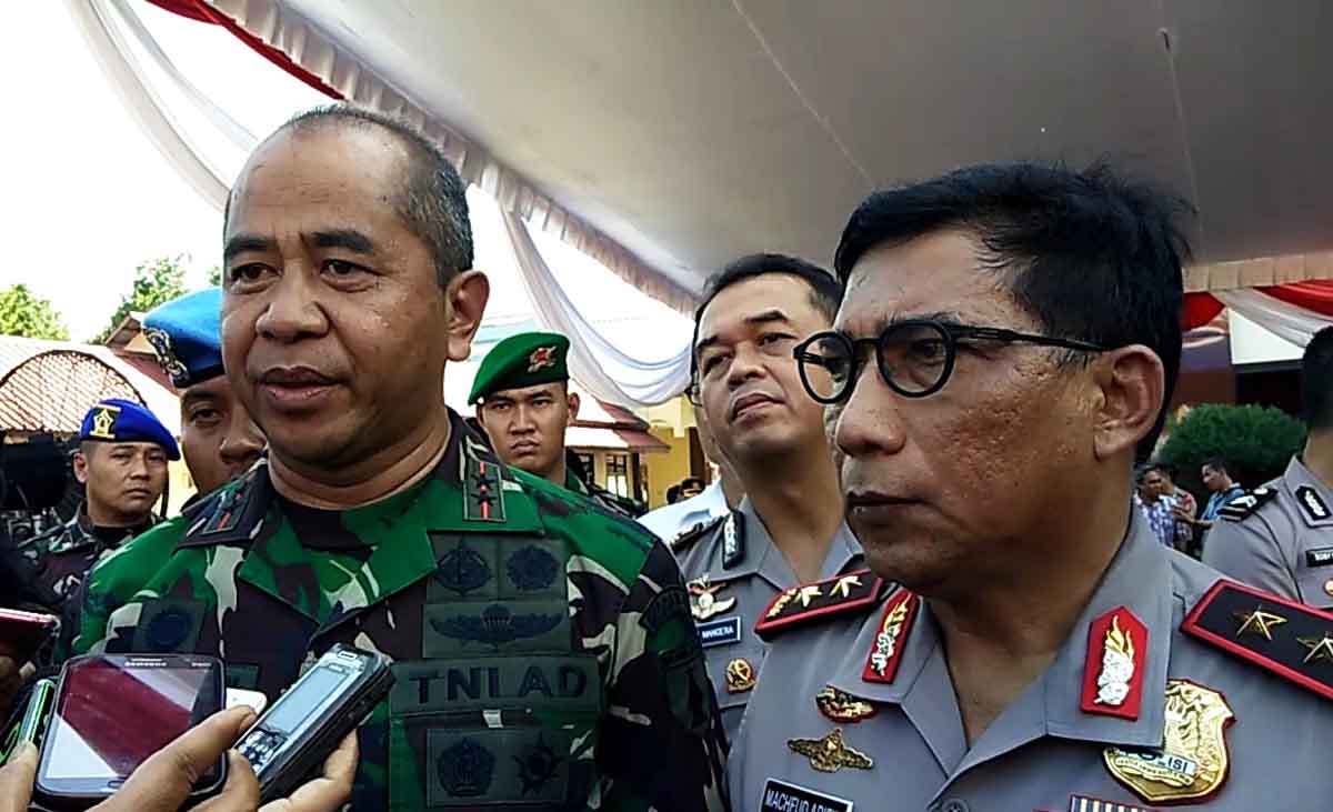 Pangdam V Brawijaya Mayjen TNI Arif Rahman bersama Kapolda Jatim Irjen Pol Machfud Arifin saat acara pemusnahan barang bukti di Mapolda Jatim.
