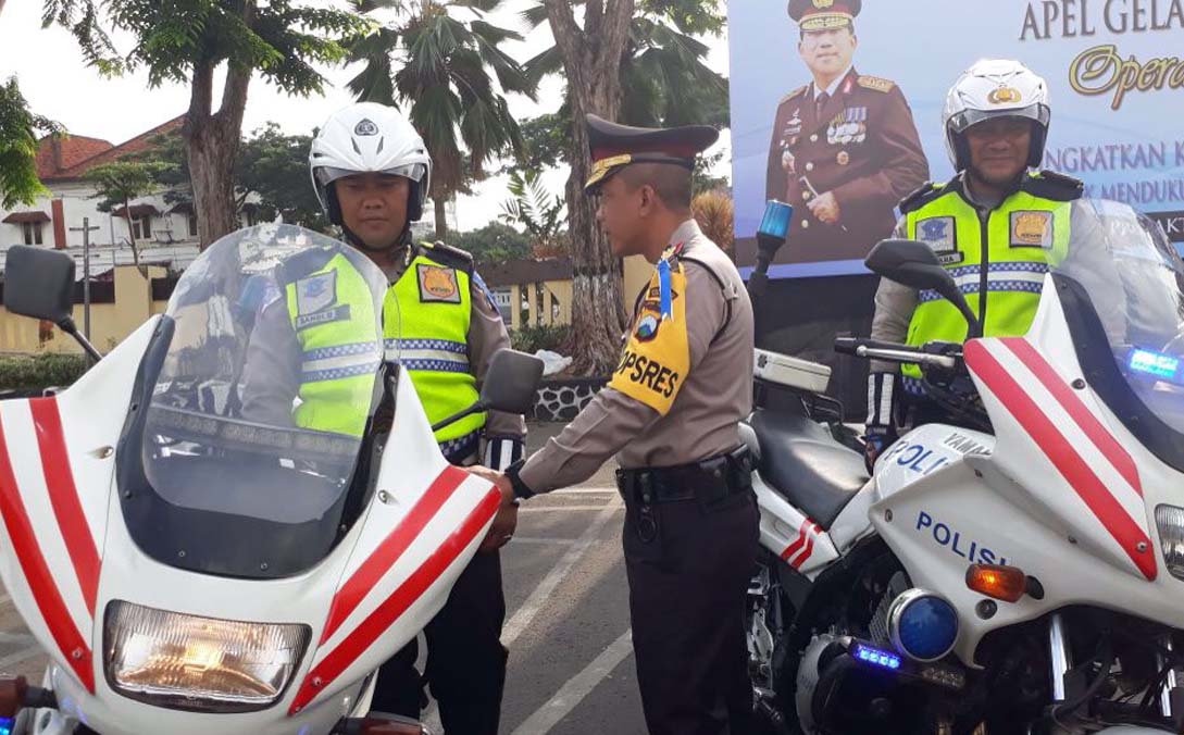 Kapolrestabes Surabaya Kombes Pol Rudi Setiawan saat mengecek kesiapan personil