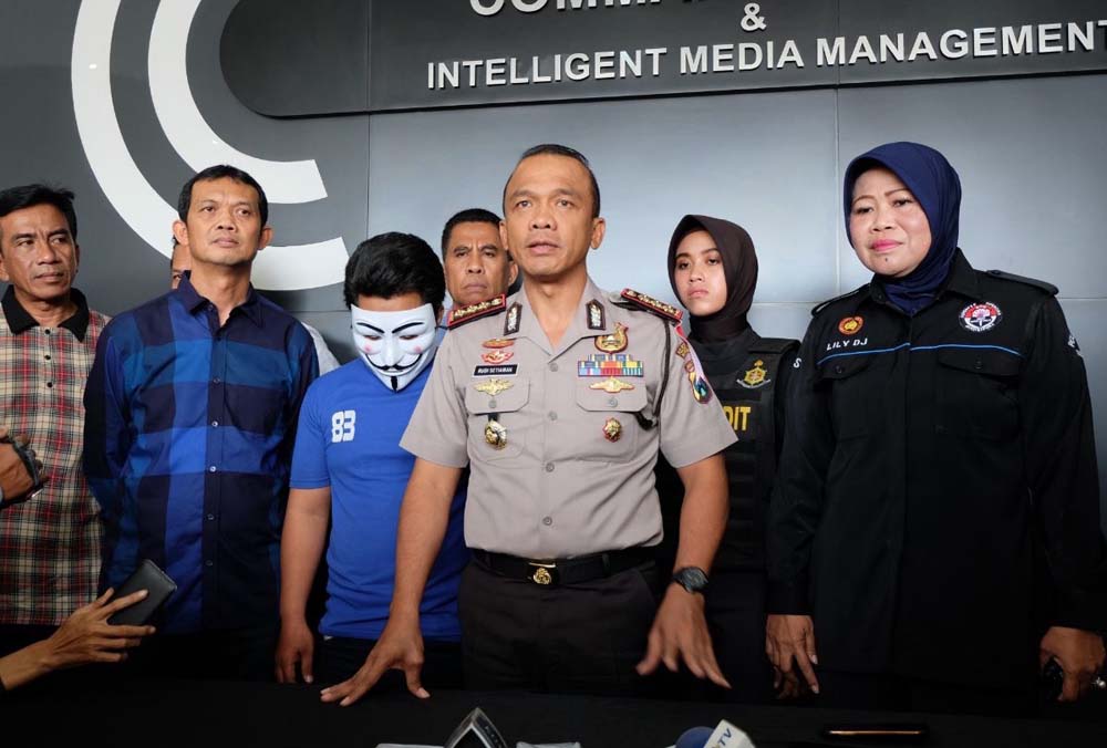 Tersangka  pakai topeng saat ditetapkan menjadi tersangka di Mapolrestabes Surabaya pada 27 Januari 2018 lalu