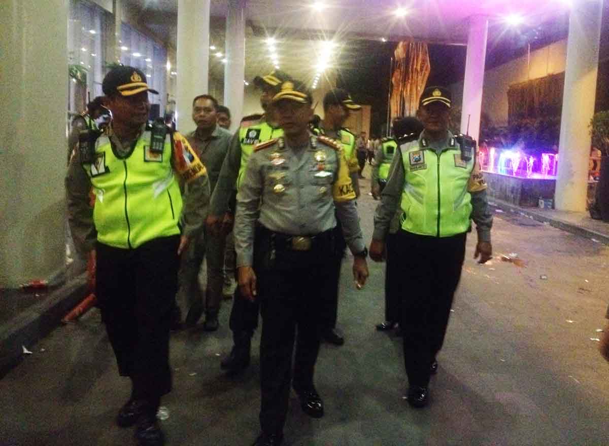 Kapolrestabes Surabaya Kombes Pol Rudi Setiawan bersama anak buahnya memeriksa lokasi usai debat pilgub.