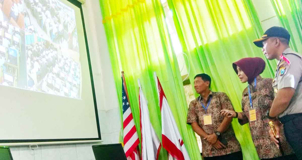 Kapolrestabes Surabaya Kombes Pol Rudi Setiawan memantau UNBK di SMA N  5 Surabaya. 