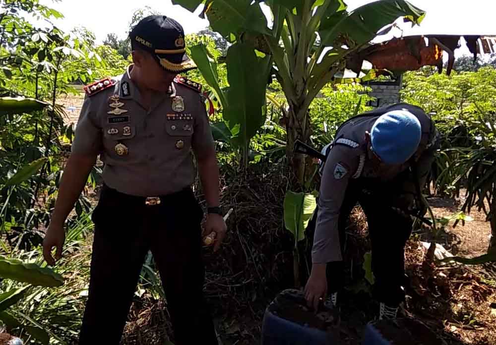 Kapolres Banyuwangi AKBP Donny Adityawarman memimpin penggerebekan miras di Dusun Glondong.