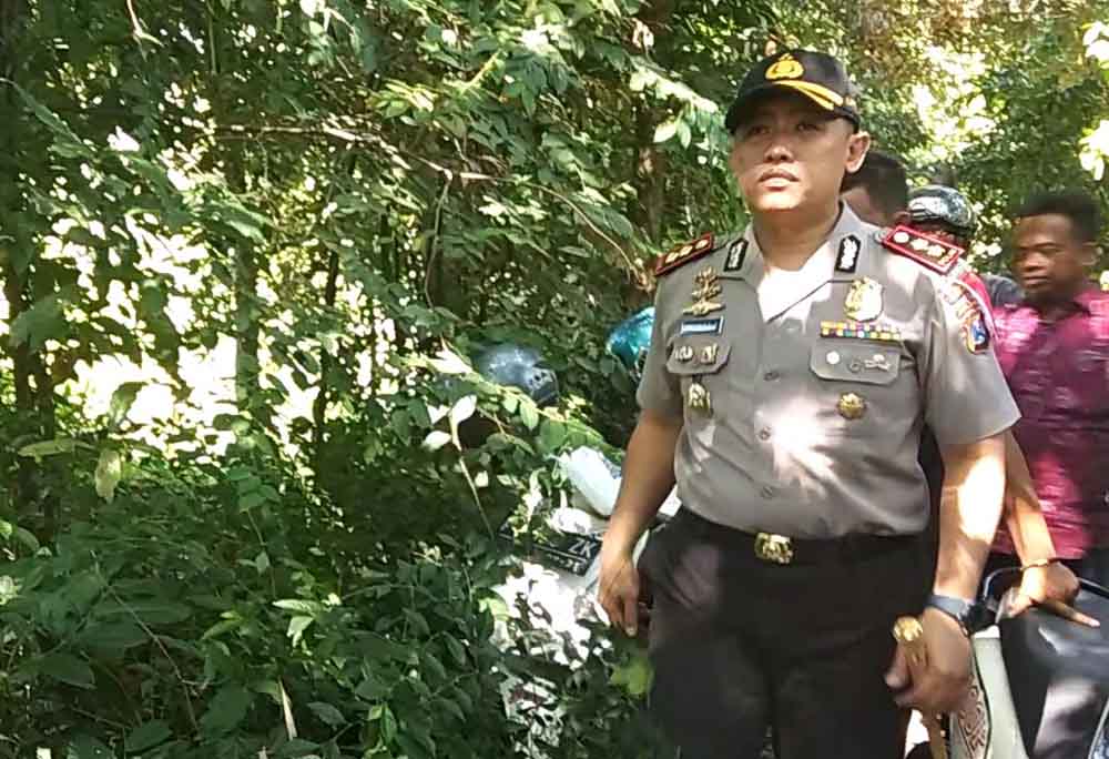 Kapolres Banyuwangi Ajun Komisaris Besar Polisi (AKBP) Donny Adityawarman memimpin pengerebekan miras di kebun Buah Naga.