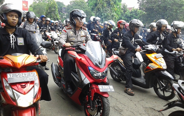 Kapolres Ponorogo mengendarai sepeda motor kawal konvoi pendekar