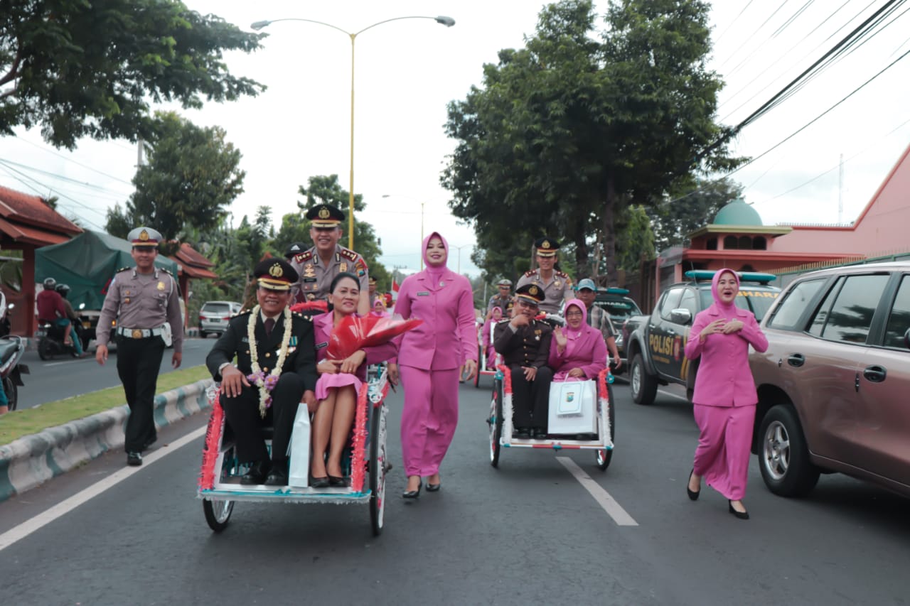 Kapolres Banyuwangi saat mengayuh becak lepas purnawirawan polisi/Foto: Hafiluddin Ahmad
