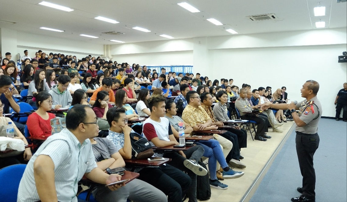 Kapolrestabes Surabaya mendeklarasikan anti hoax di Kampus Petra