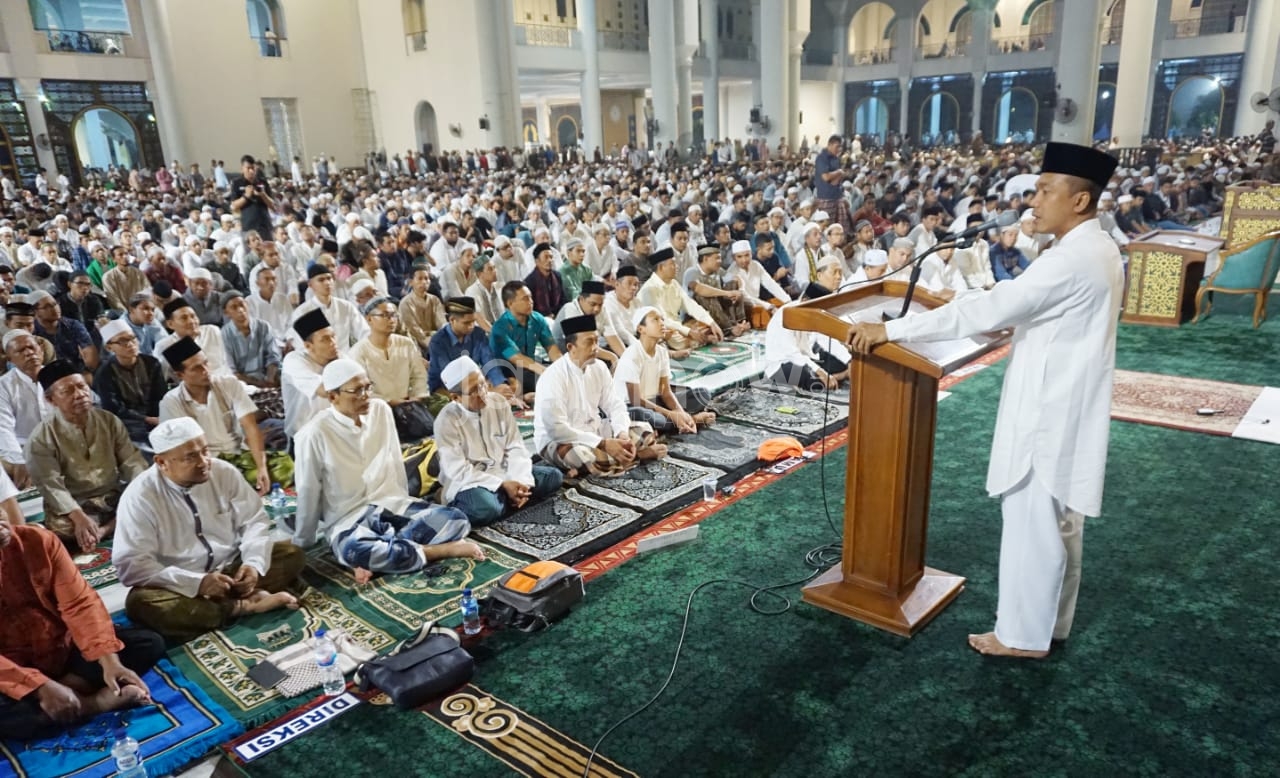 Kapolrestabes Surabaya saat ikut Qiyamul Lail di Masjid Al Akbar/Foto: Rois
