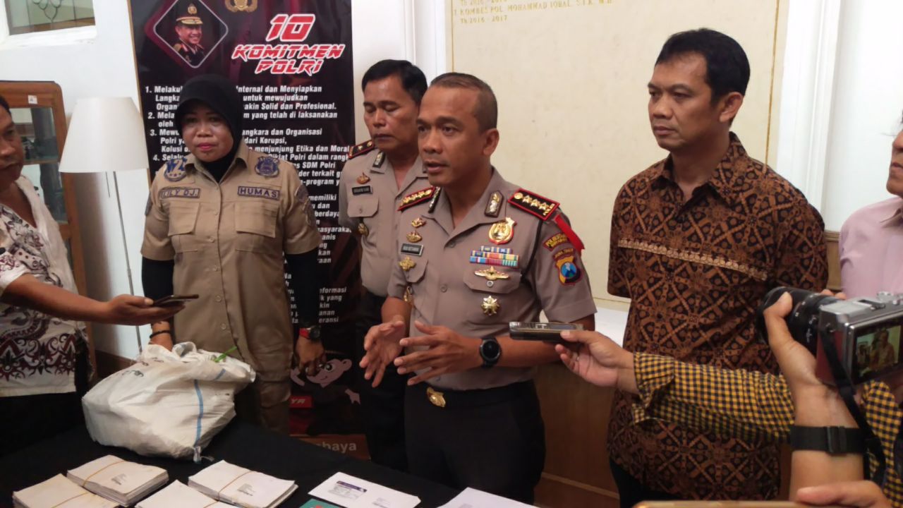 Kapolrestabes Surabaya saat jumpa pers soal penemuan KIP