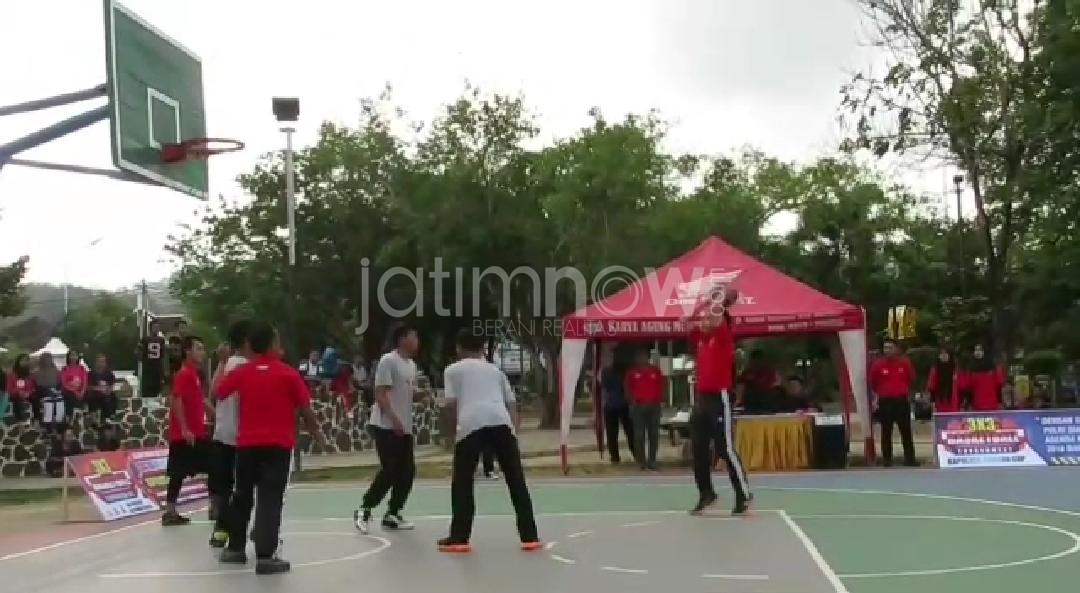 Kapolres Pacitan AKBP Setyo K Heriyatno saat bermain basket/Foto: Mita Kusuma