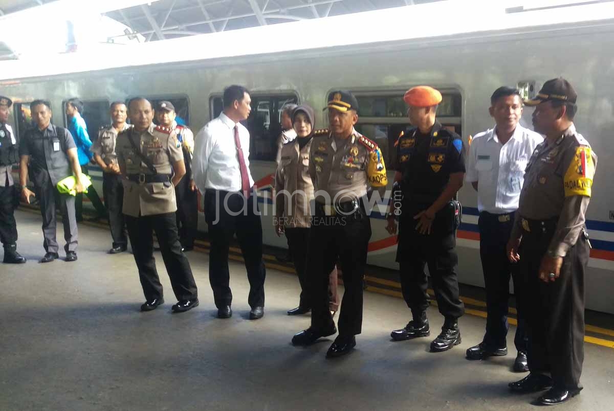 Kapolrestabes Surabaya Pantau Keamanan Arus Balik di Stasiun Gubeng