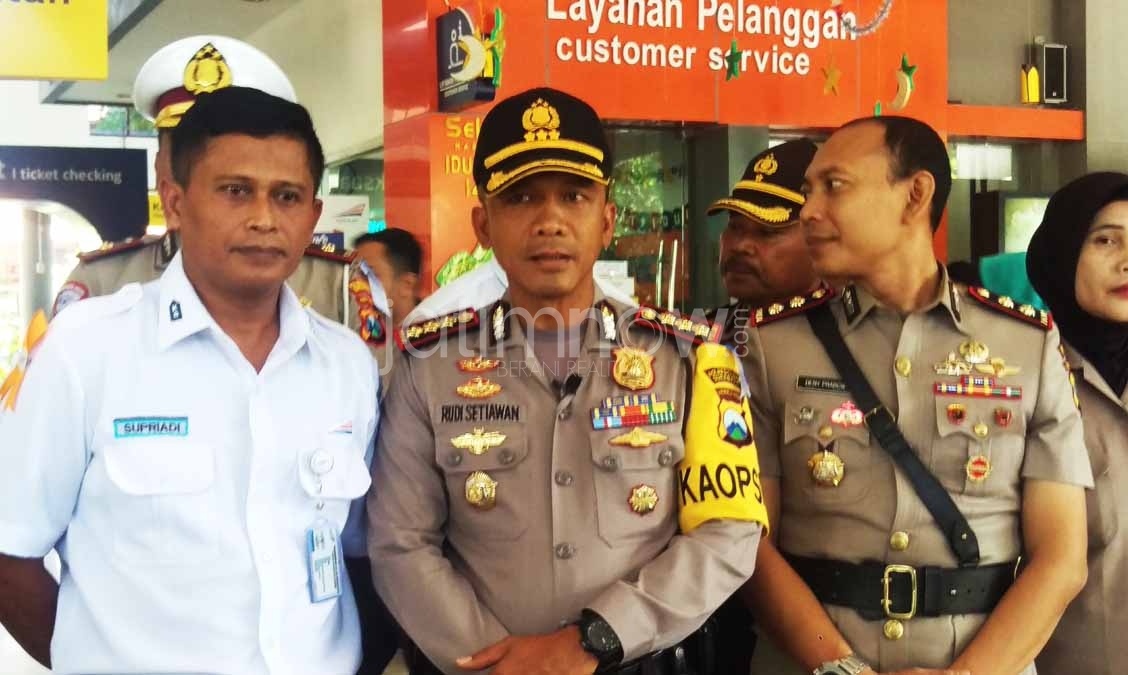 Kapolrestabes Surabaya Kombes Pol rudi Setiawan saat pantauan arus balik di Stasiun Gubeng