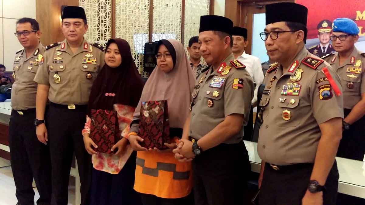 Kapolri Santuni Dua Polisi Korban Bom Bunuh Diri Gereja di Surabaya