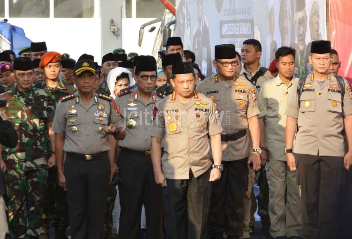Kapolri Jenderal Tito Karnavian didampingi oleh Kapolda Jatim Irjen Pol Machfud Arifin dan Kapolrestabes Kombes Pol Rudi Setiawan saat di Mapolrestabes Surabaya