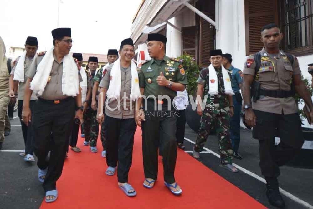 Kapolri didampingi Kapolda Jatim saat di Mapolrestabes Surabaya./Foto: