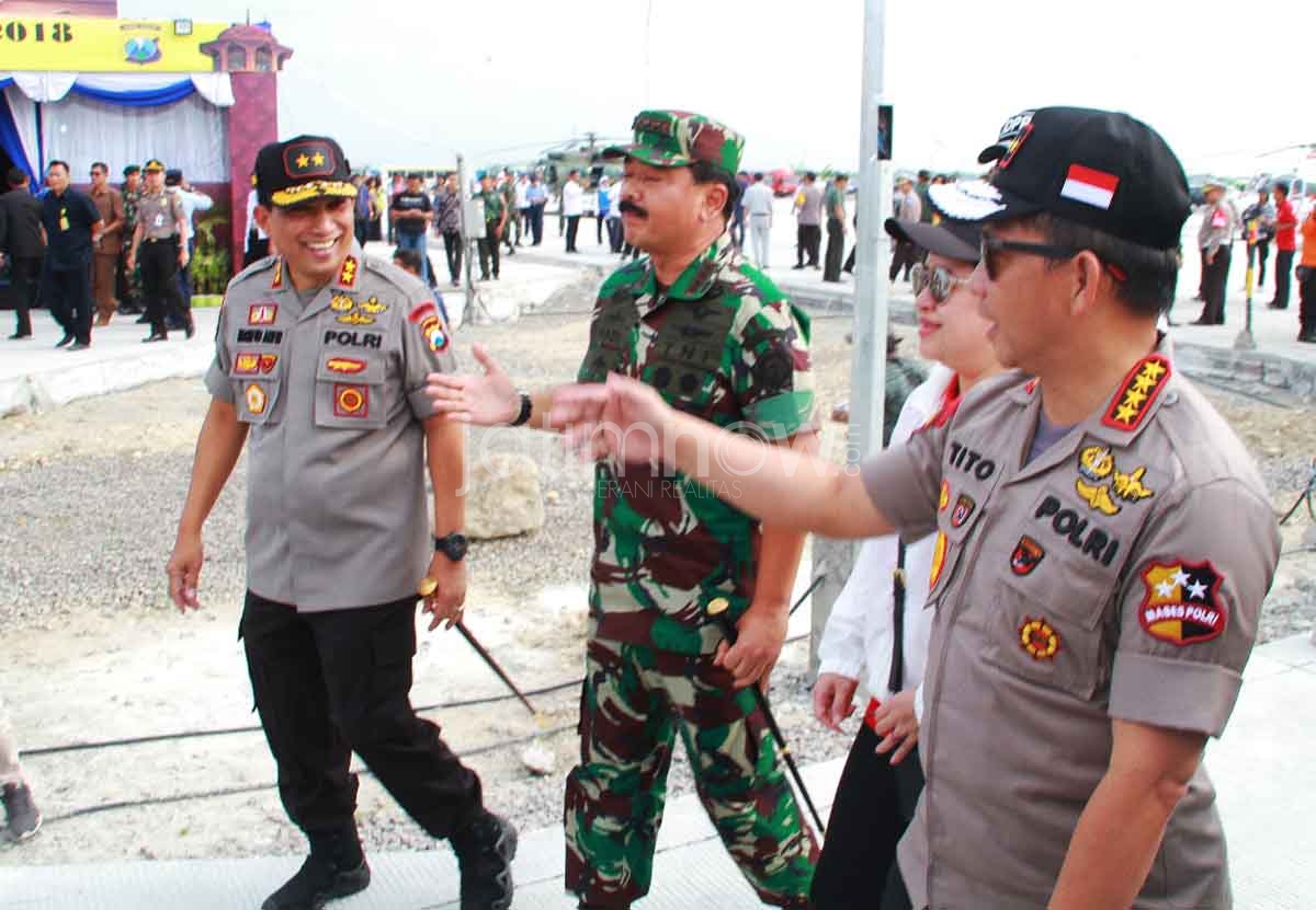 Kapolri Jenderal Tito Karnavian bersama Panglima TNI Marsekal Hadi Tjahjanto saat mengunjungi tol Ngawi dengan didampingi Kapolda Jatim Irjen Pol Machfud Arifin