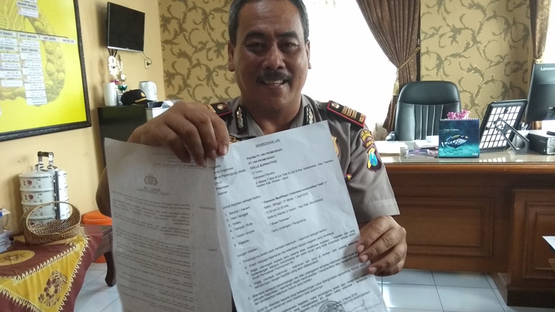 Kapolsek Kota menunjukkan surat izin yang dikeluarkan untuk acara di Gedung Wanita.