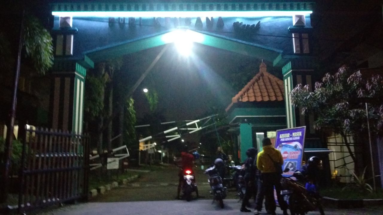 Suasana di gerbang Perumahan Puri Kencana Karah/Foto: Arry Saputra