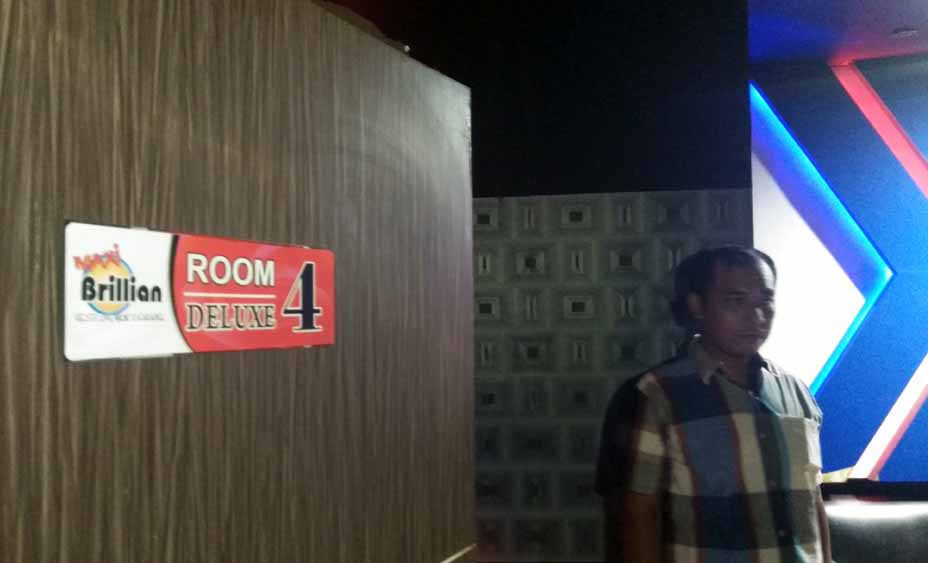 Ruangan tempat penari striptis di rumah karaoke di Blitar