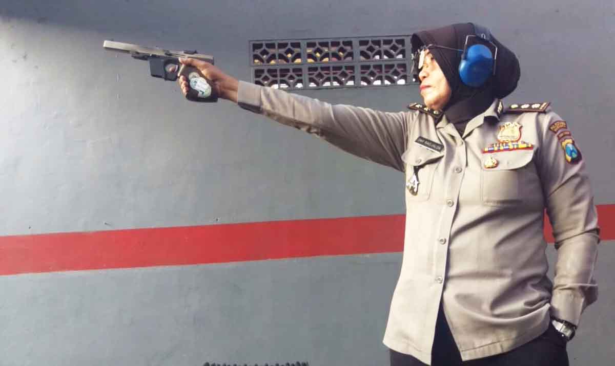 AKBP Ony Radjaloa saat sesi latihan menembak di Polrestabes Surabaya.