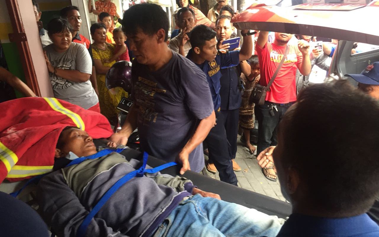 Proses evakuasi korban yang tersengat listrik