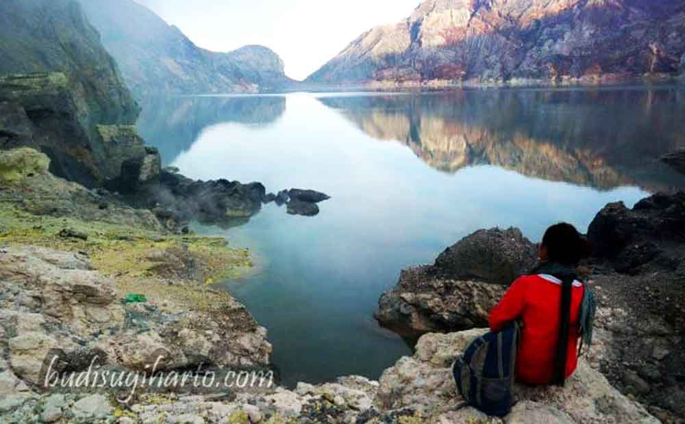 Wisatawan menikmati pemandangan Kawah Ijen/Foto: Dok. Budi Sugiharto/jatimnow.com