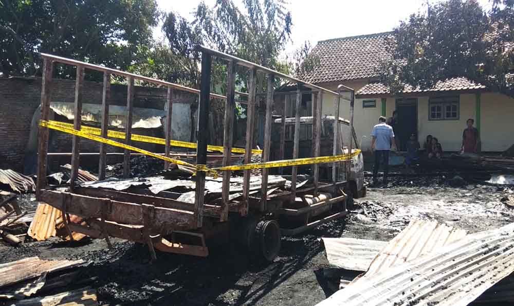 Barang bukti gudang beserta truk yang terbakar