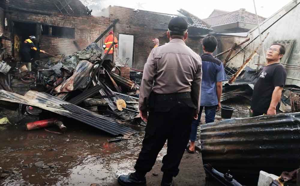 Rumah yang terbakar di Mojokerto