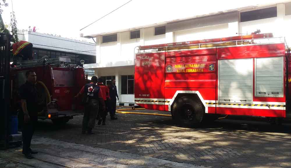 Petugas PMK bergerak memadamkan api 