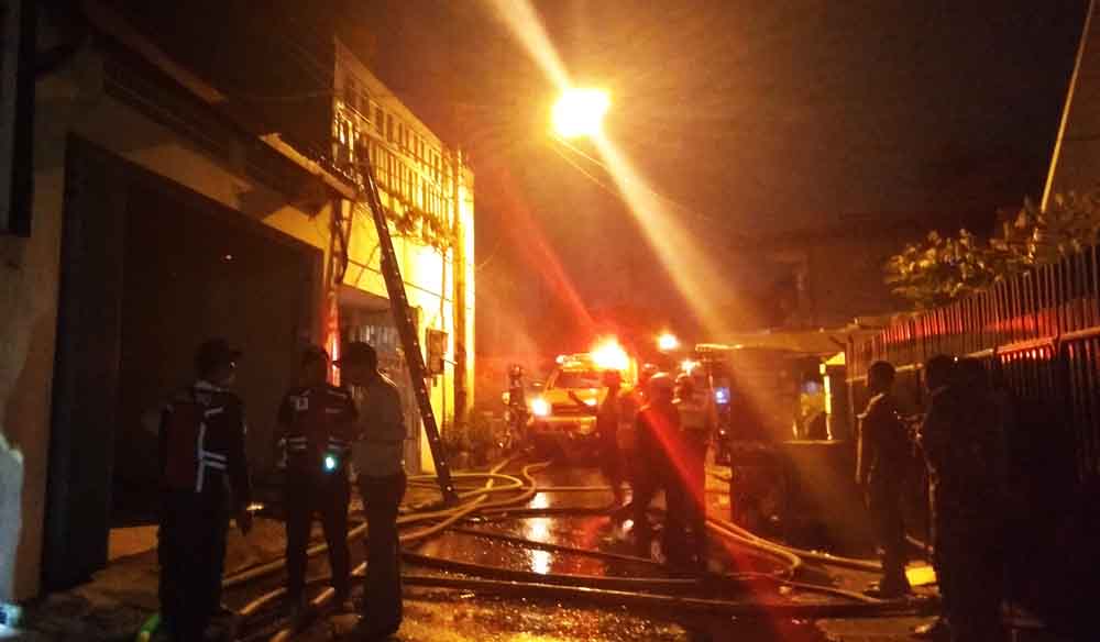 Rumah Kos di Jalan Wonorejo Terbakar, 15 Mobil PMK Dikerahkan